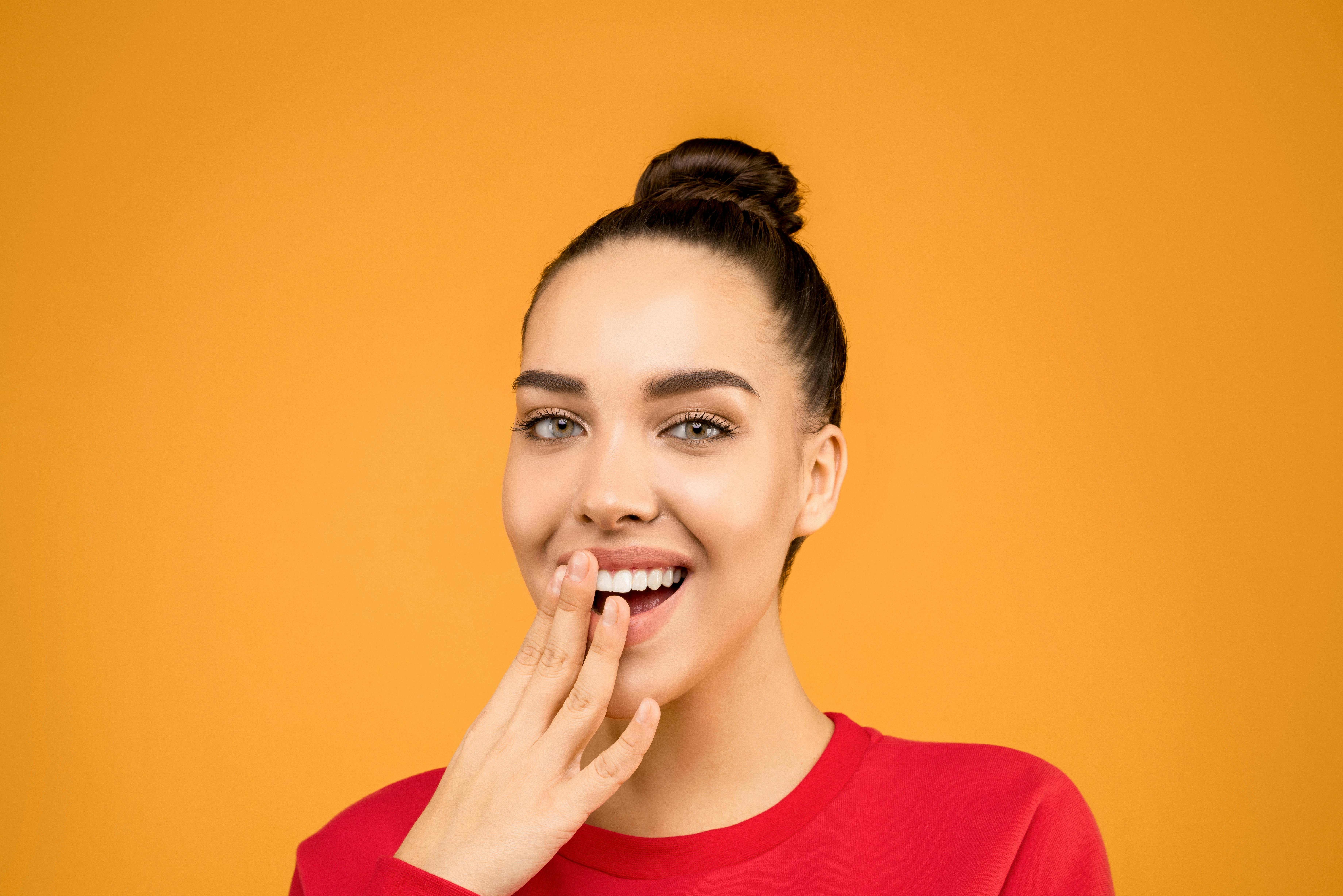 《霓虹之下的誓言》海报图